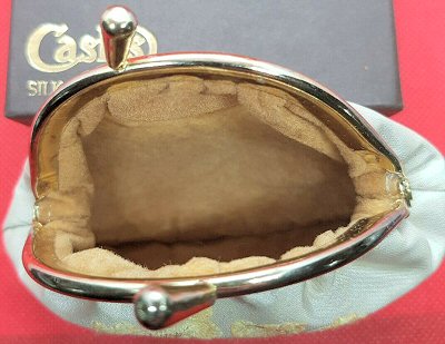 plain underside of this pin cushion